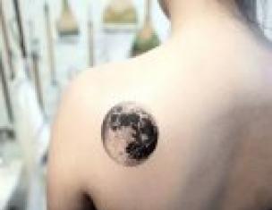 Que signifie un tatouage de croissant de lune ?