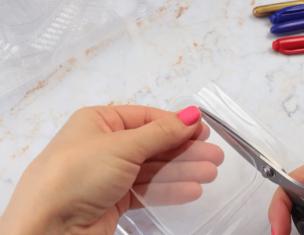 Badges DIY pour un sac à dos, comment fabriquer des porte-clés en plastique au four de vos propres mains