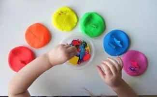 Kako otroka naučiti razlikovati barve?