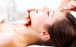 Massage du visage modelant : variétés, technique