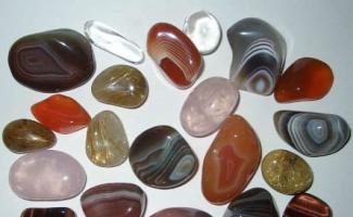Quelle est la différence entre les pierres précieuses et semi-précieuses