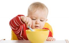 Comment et quoi nourrir un enfant après un an et jusqu'à un an et demi, caractéristiques nutritionnelles, un menu approximatif