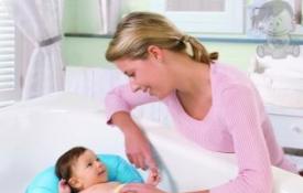 Kupanje novorođenčeta u kadi