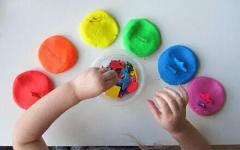 Kako otroka naučiti razlikovati barve?