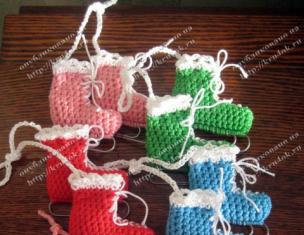 Pletene večbarvne drsalke Pletilni vzorci za oblačila za igrače