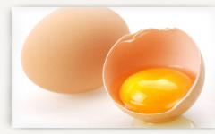 पूरक आहार में अंडे: बच्चा कैसे, कब और कितना खा सकता है?