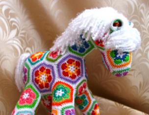 Cheval au crochet à partir de motifs de fleurs africaines