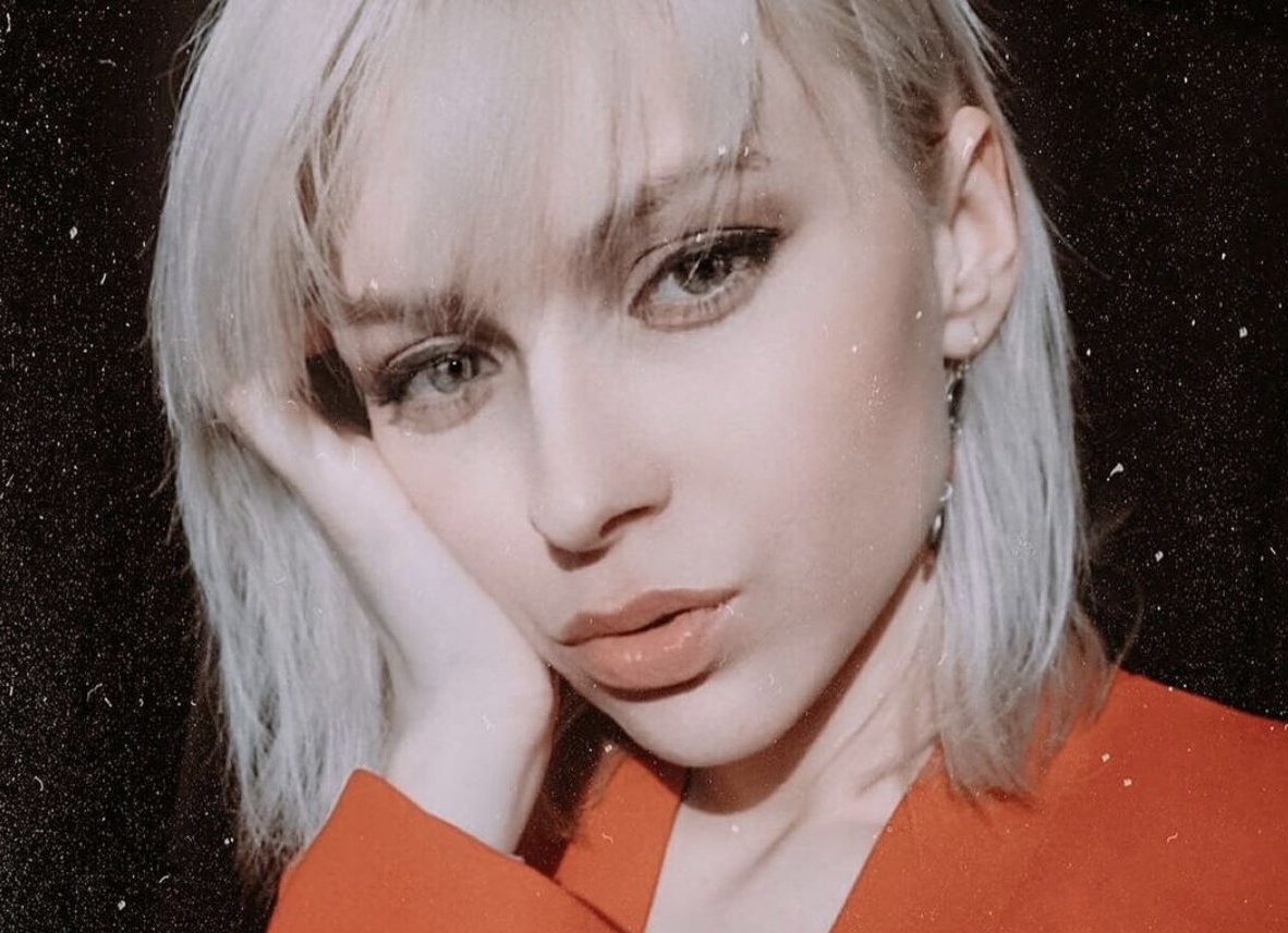 «Прикинь, я приёмная». История девушки из детдома, которая открыла собственный бизнес, нашла семью и стала волонтёром